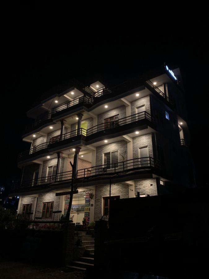 Hotel October Inn ポカラ エクステリア 写真