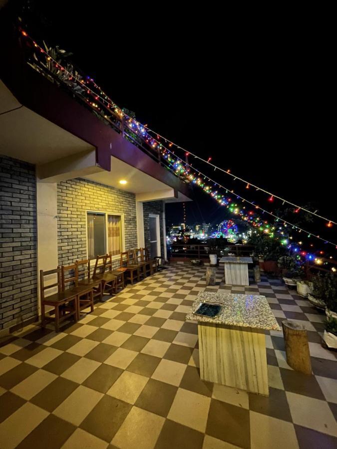 Hotel October Inn ポカラ エクステリア 写真