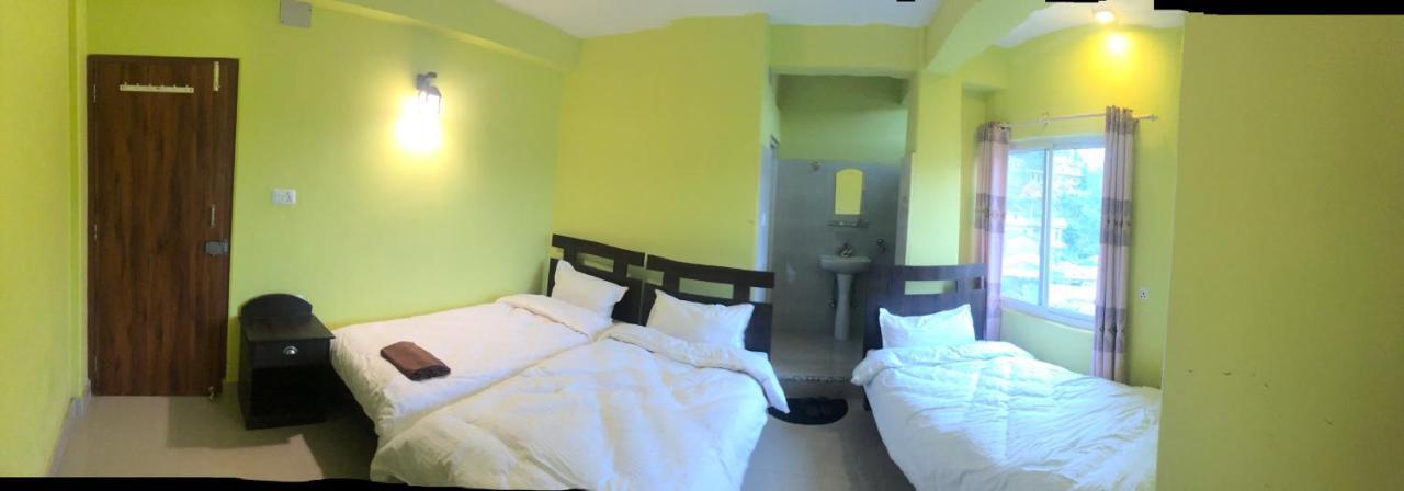 Hotel October Inn ポカラ エクステリア 写真